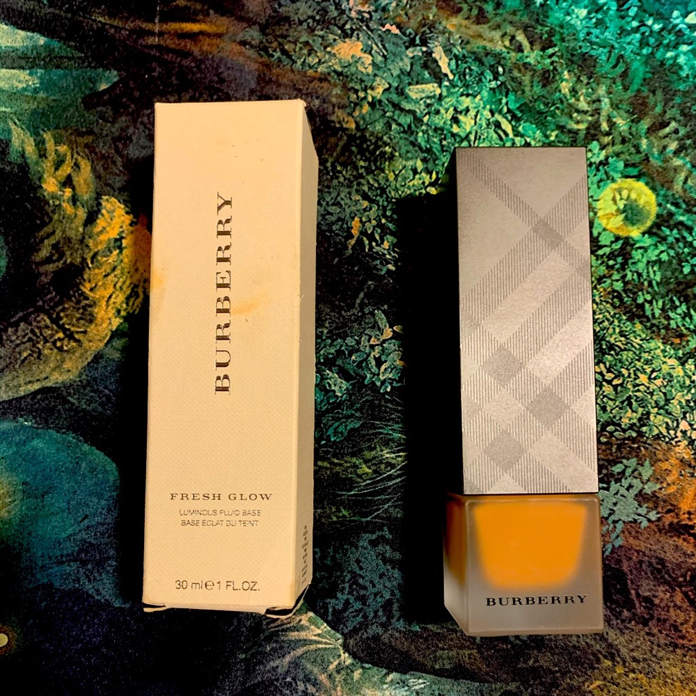 NWT Burberry Fresh Glow Luminous Fluid Base